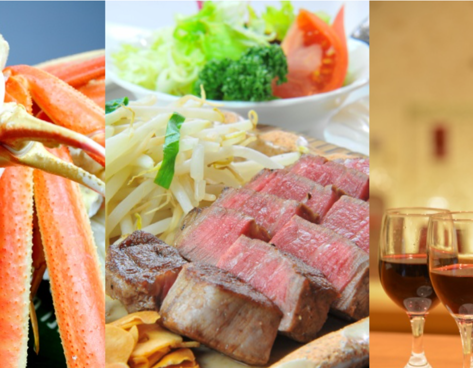 豪華な食事の一部です。左からカニの脚、ステーキと野菜、そして赤ワインが入ったグラスが並んでいます。